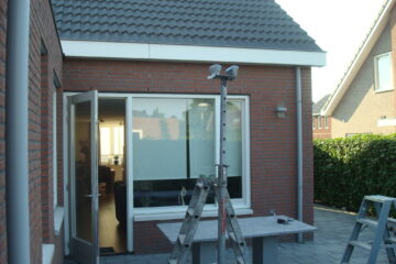 Werkvoorbereiding van de montage van een terrasoverkapping met glazen dak en led spots in Eindhoven