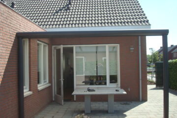 Voor aanzicht terrasoverkapping met glazen dak en led spots in Eindhoven