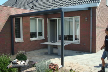 Monteur bij een terrasoverkapping met glazen dak en led spots in Eindhoven