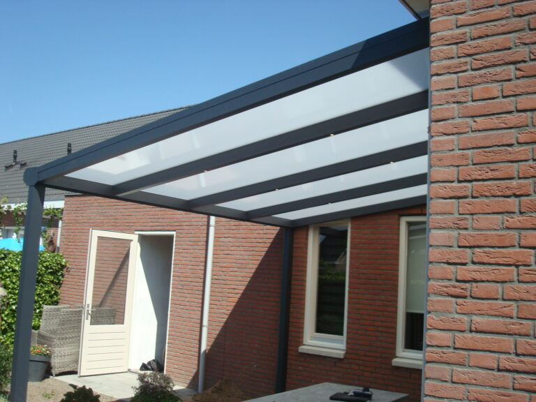 Terrasoverkapping met glazen dak en led spots in Eindhoven