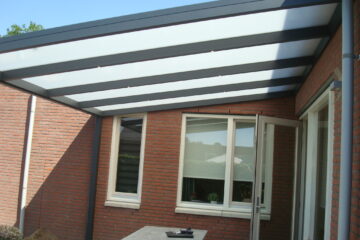 Terrasoverkapping met glazen dak en led spots in Eindhoven