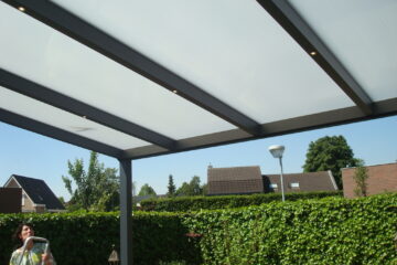 Onder aanzicht van het dak van een terrasoverkapping in Eindhoven