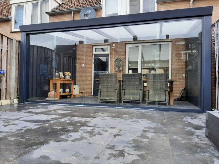 Dicht geschoven glazen schuifwand in tuinkamer in Venlo