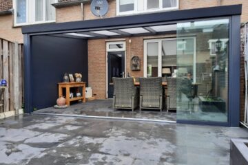 Open geschoven glazen schuifwand in tuinkamer in Venlo