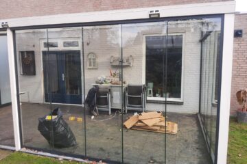 Voor aanzicht van een dichte glazen schuifwand in Horst