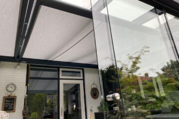 Openstaande glazen schuifwand in tuinkamer in Deurne